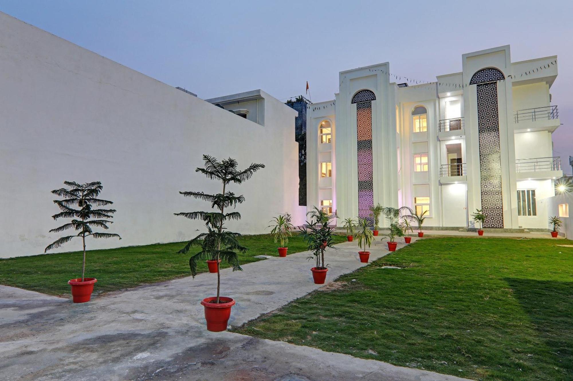 Super Collection O Yamuna Palace Near Gomti Riverfront Park Hasanganj Eksteriør bilde